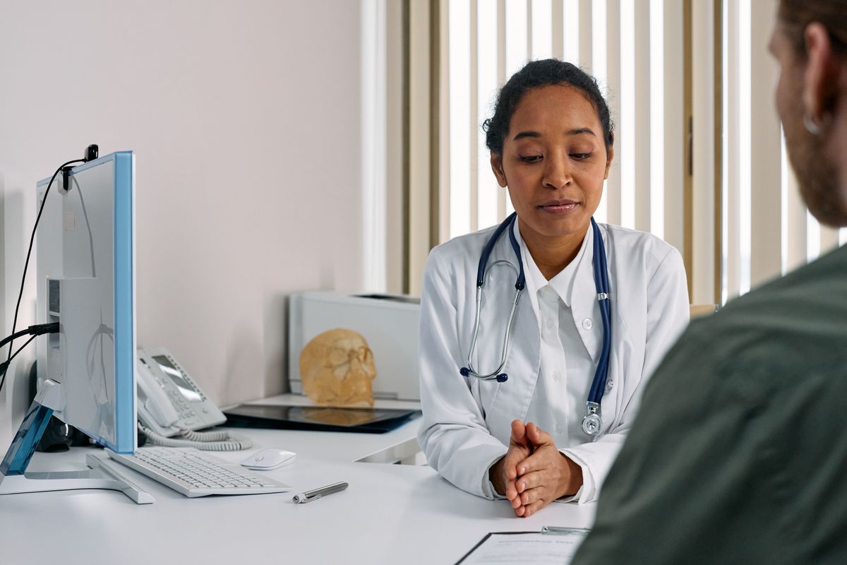 Une professionnelle de santé en échange avec un interlocuteur